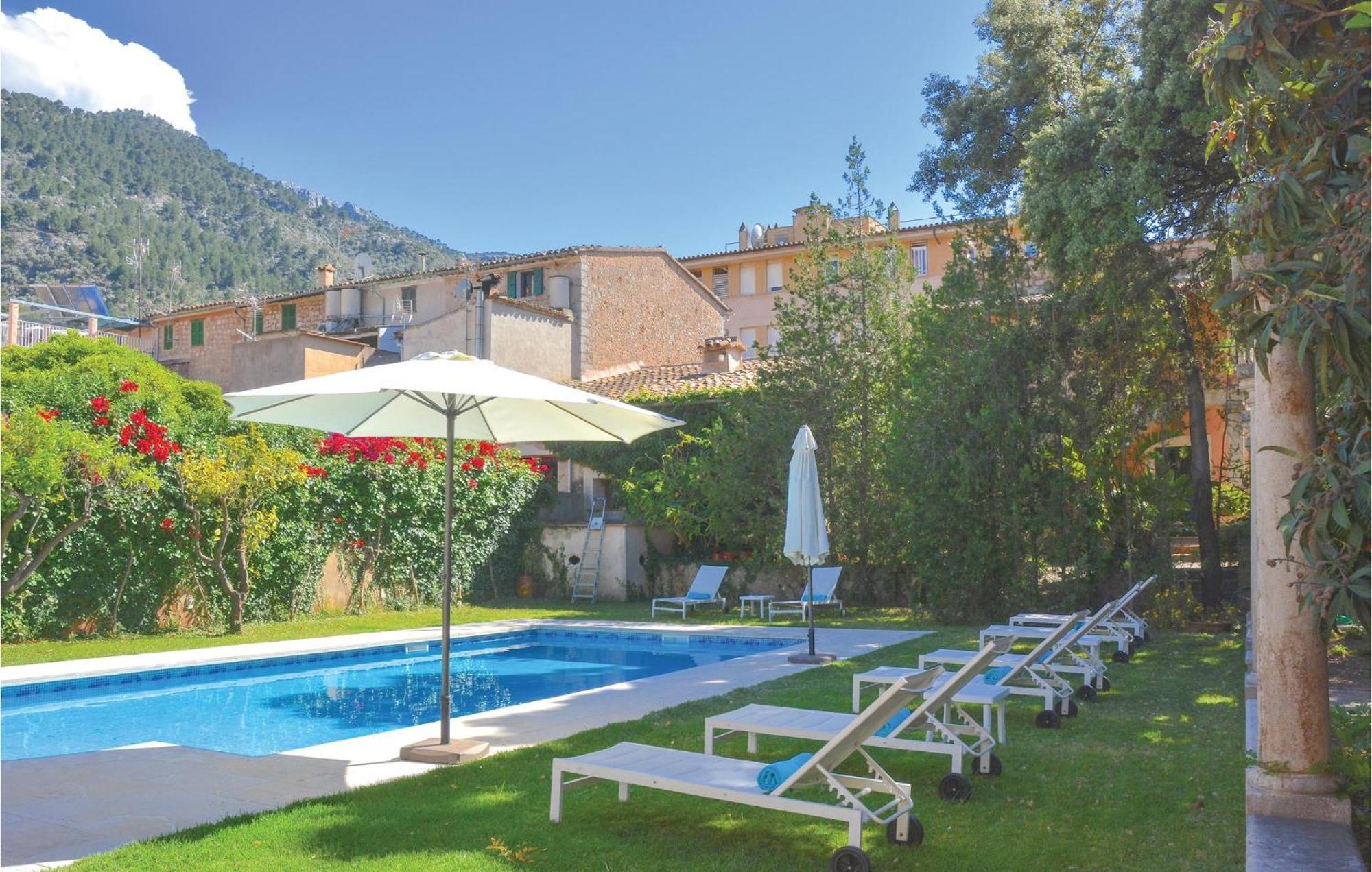 Awesome In With Outdoor Swimming Pool Сasa de vacaciones