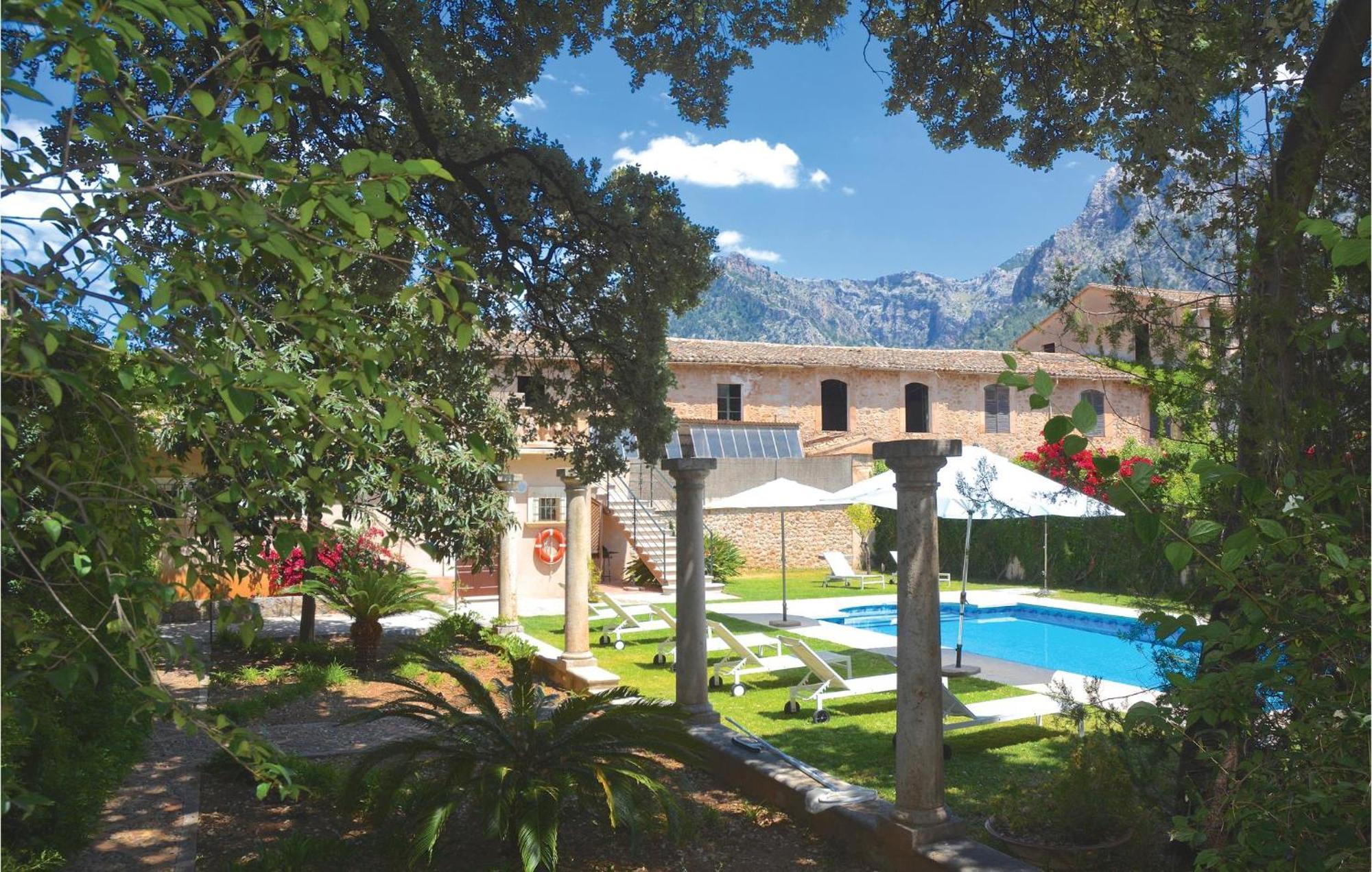Awesome In With Outdoor Swimming Pool *