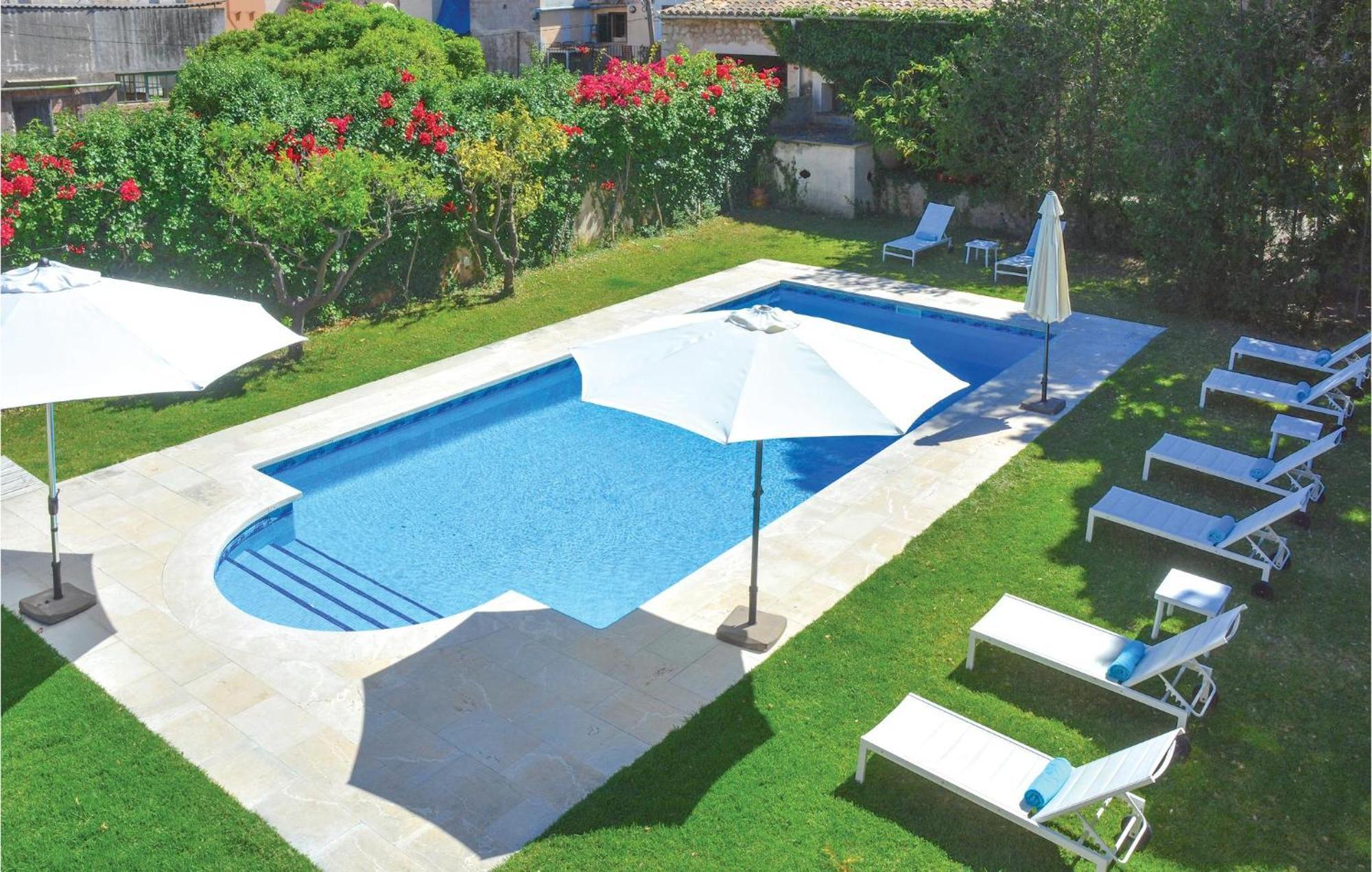 Awesome In With Outdoor Swimming Pool Сasa de vacaciones *