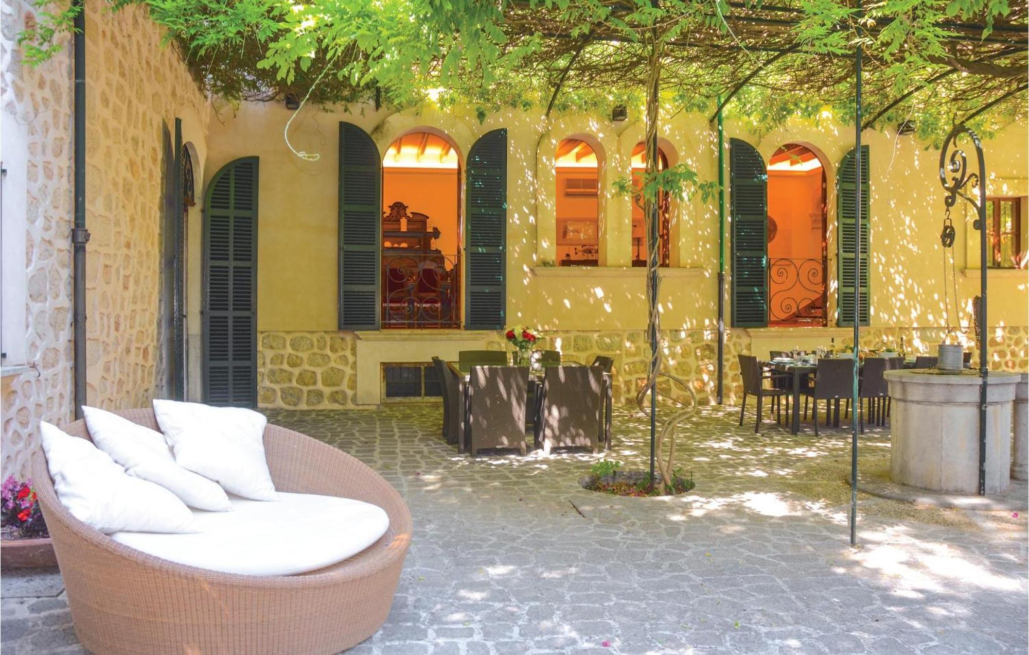 Сasa de vacaciones Awesome In With Outdoor Swimming Pool